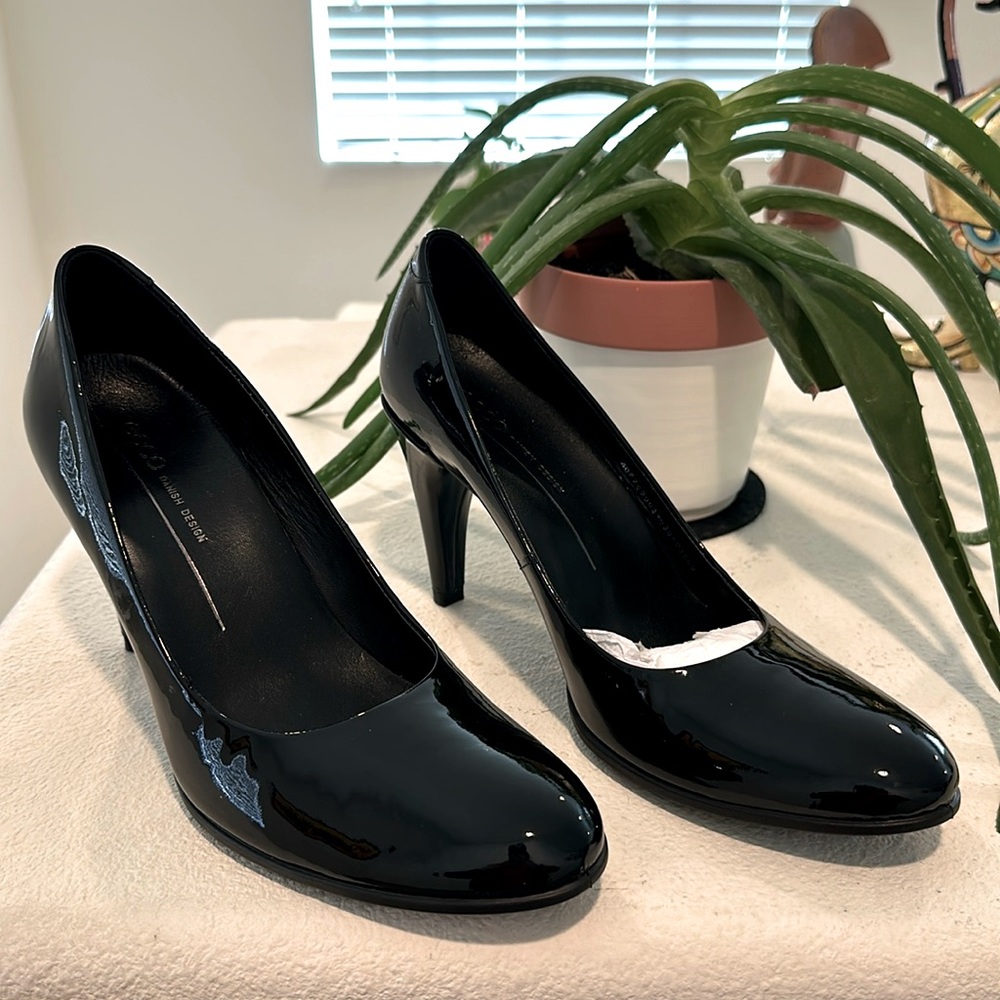 🖤𝑳𝒊𝒌𝒆 𝒏𝒆𝒘! Ecco Patent Black Leather Round Toe Heels🖤